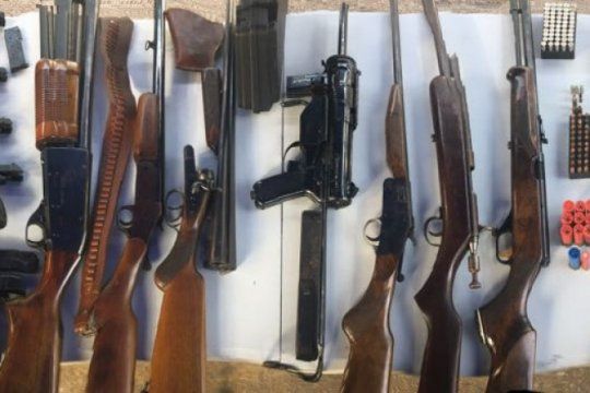 un hombre amenazo de muerte a su ex pareja por entregar su arsenal de 18 armas de fuego
