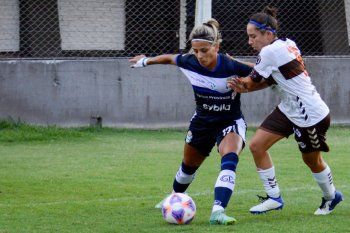 Fanny Rodríguez en acción en la derrota del fútbol femenino de Gimnasia ante Platense. (Foto: prensa GELP)