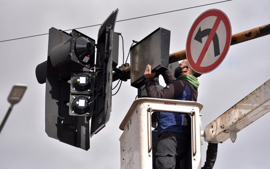 Renuevan los semáforos en La Plata aprovechando la escasa circulación