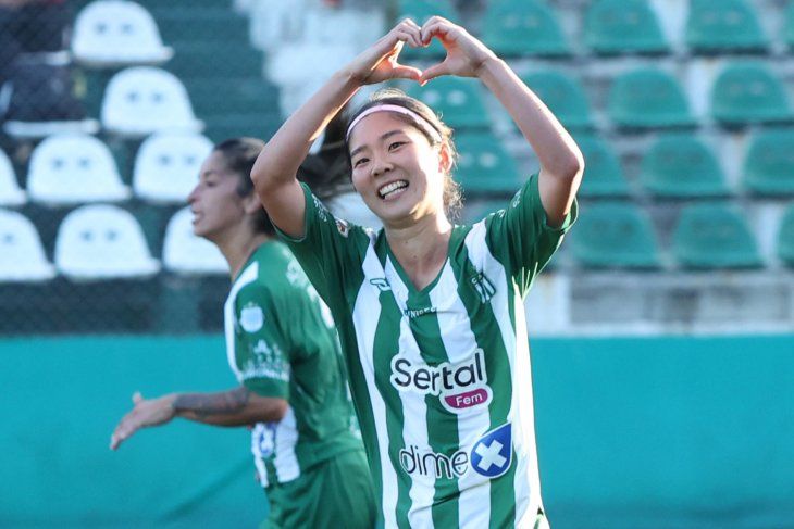 Ichika Egashira festeja su gol en la victoria de Excursionistas ante San Lorenzo por la fecha 11 del fútbol femenino de AFA.