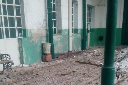 cayo el techo de una escuela en junin: en un dia laboral hubiera sido una tragedia