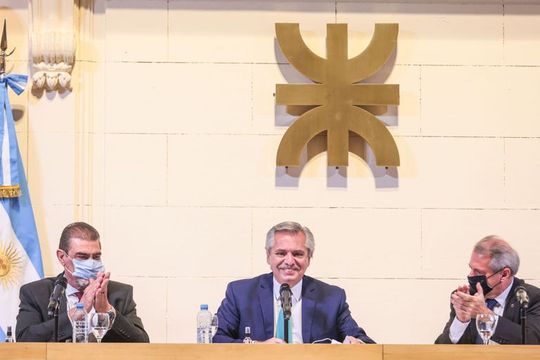  Alberto Fernández estuvo en la asunción del nuevo rector de la UTN