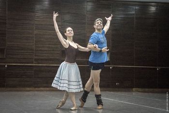 El Ballet y orquesta estable del teatro Argentino tras la versión platense de Giselle