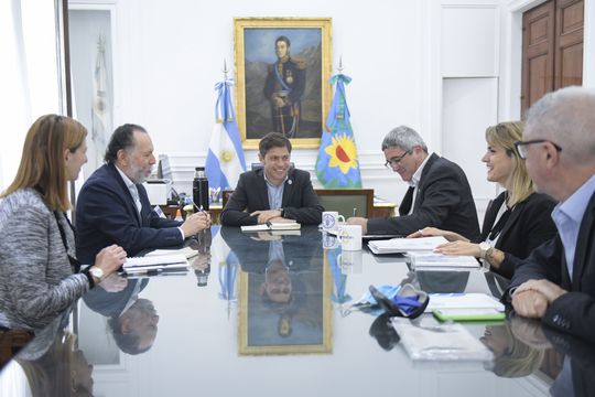 El gobernador de la Provincia, Axel Kicillof, junto al ministro Rodríguez y representantes de la FAO en el convenio propendiente a impulsar la sostenibilidad agroalimentaria en medio de la creciente inflación