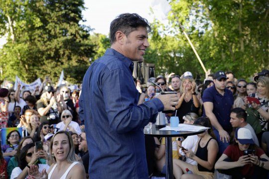 axel kicillof reedita las mateadas con vecinos y ya mira al 2025