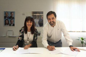 Nicolás Kreplak firmó un convenio con la presidenta del Colegio de Farmacéuticos bonaerense, María Isabel Reinoso.