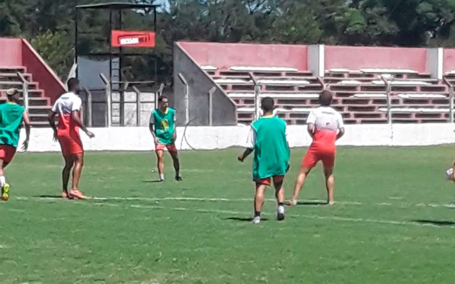 Estudiantes goleó a Independiente de Chivilcoy y de paso, rompió