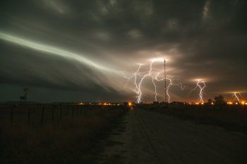 El fotógrafo Damián Alvarez capturó estas increíbles imágenes de la tormenta de anoche, en Lezama. 