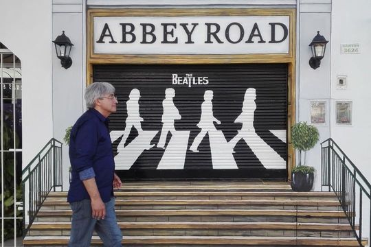 En la peluquería Abbey Road de Vicente López, los clientes son atendidos con batas similares a la vestimenta de Los Beatles en Sgt. Peppers. Foto tomada de Instagram (@abbeyroadpeluqueria)