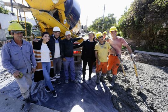Axel Kicillof en Quilmes, junto a Mayra Mendoza y los obreros del plan de pavimentación.
